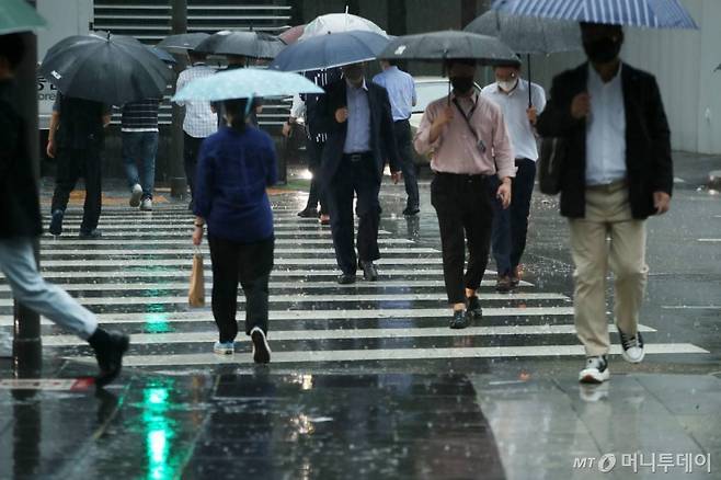 전국적으로 장마가 시작된 23일 서울 영등포구 여의도 일대에서 시민들이 발걸음을 옮기고 있다. /사진=김휘선 기자