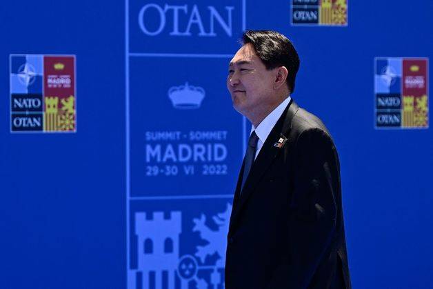 (마드리드 AFP=뉴스1) 우동명 기자 = 윤석열 대통령이 29일(현지시간) 스페인 마드리드에서 열린 나토 정상회담에 도착을 하고 있다.  (C) AFP=뉴스1