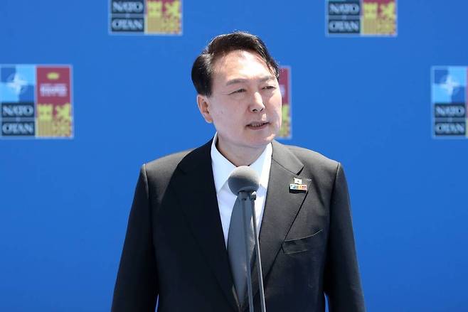 [마드리드=뉴시스] 전신 기자 = 윤석열 대통령이 29일(현지시간) 나토 동맹국-파트너국 정상회의가 열리는 마드리드 이페마(IFEMA)에 도착해 취재진 질문에 답하고 있다. 2022.06.29.