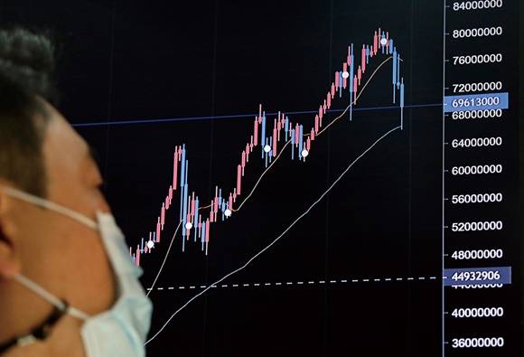 이른바 '한컴 토큰'으로 불리는 아로와나토큰이 상장 직후 크게 폭등해 업계에 놀라움을 안겼다. 사진은 지난해 4월 20일 서울 빗썸 강남고객센터에서 직원이 암호화폐 시세를 살피고 있는 모습. /사진=뉴시스