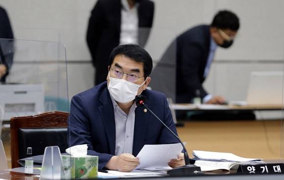 김상철 한글과컴퓨터 회장의 수사 결과에 따라 한컴 그룹의 경영진 리스크가 재발될 수도 있다는 우려가 나온다. 사진은 양기대 의원이 지난해 10월 국회 행정안전위원회 전남도 국정감사에서 질의하는 모습. /사진=전남도 제공