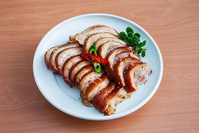 식품의약품안전처가 배달음식인 족발·보쌈을 취급하는 음식점 가운데 식품위생법을 위반한 14곳을 적발했다. 사진은 족발 이미지로 기사와 직접적인 관련 없음./사진=이미지투데이