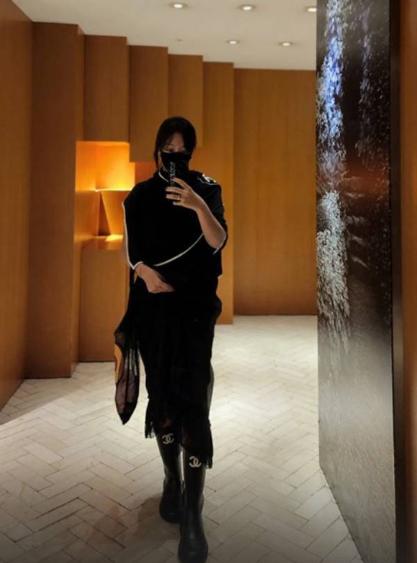 황정음이 샤넬로 온 몸을 휘감은 패션을 자랑했다. /사진=황정음 인스타그램 스토리