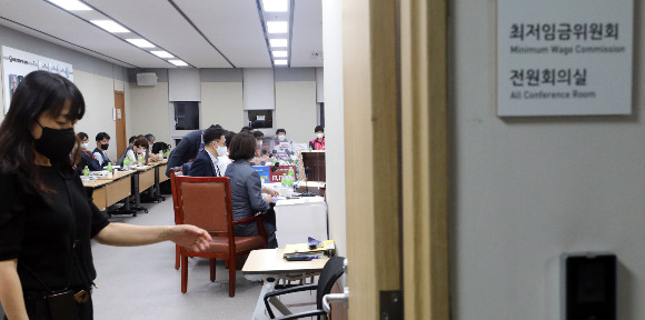 29일 밤 세종시 정부세종청사에서 내년도 최저임금 결정을 놓고 최저임금위원회의 막판 회의가 이어지고 있다. / 사진=뉴시스 강종민 기자