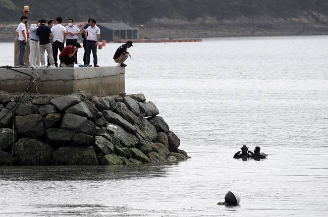 28일 오후 전남 완도군 신지면 송곡선착장에서 경찰이 실종된 조유나 양과 가족을 찾고 있다. 연합뉴스