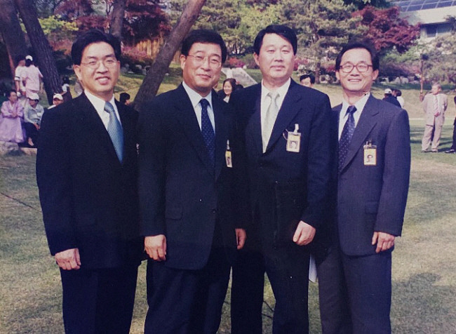 2000년 어느 날 청와대에서 행사를 마치고 같이 선 공보비서관들. 왼쪽 두 번째가 김대곤, 오른쪽 끝이 필자.  필자 제공