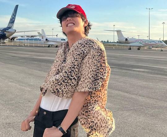 BTS 멤버 뷔가 공개한 자신의 귀국 사진. 위버스 캡처