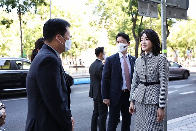 윤석열 대통령 부인 김건희 여사가 28일(현지시간) 마드리드 주스페인한국문화원을 방문, 오지훈 문화원장과 대화하고 있다. [연합]