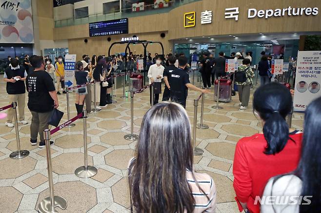 [서울=뉴시스] 조성우 기자 = 김포-하네다 항공 노선 운항이 재개된 29일 오전 서울 강서구 김포국제공항 국제선 출국장이 일본으로 향하는 그룹 블링키 팬들 등 이용객들로 붐비고 있다. 2022.06.29. xconfind@newsis.com