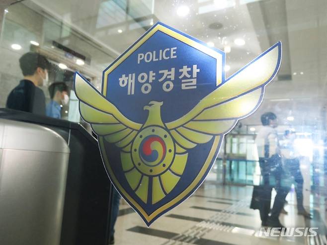 [인천=뉴시스] 김동영 기자 = 정봉훈 해양경찰청장과 치안감 이상 간부들이 서해 피격 공무원과 관련 종합적인 책임을 통감하면서 사의를 표명한 24일 오후 해경청 관계자들이 인천 연수구 해양경찰청에 들어서고 있다. 2022.06.24. dy0121@newsis.com