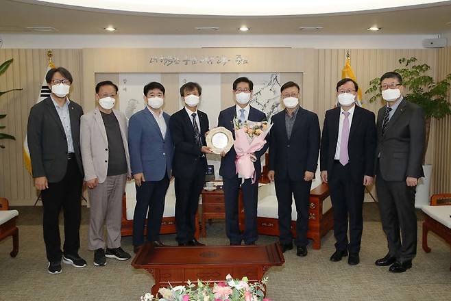 [홍성=뉴시스] 유경조 중국 선양한인회장이 충남도청을 방문해 양승조 지사에게 최덕기 호북성 한인회장 명의의 감사패를 전달하고 있다.  *재판매 및 DB 금지