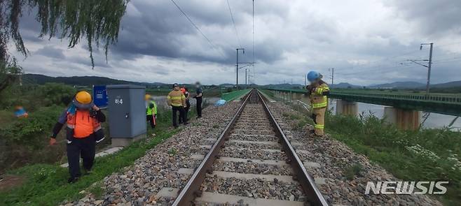 [청주=뉴시스] 조성현 기자 = 29일 오후 1시58분께 충북 청주시 흥덕구 오송읍 미호천교 인근에서 50대 남성이 무궁화호 열차에 치여 숨졌다. (사진=청주서부소방서 제공) 2022.06.29. photo@newsis.com *재판매 및 DB 금지