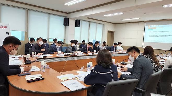 [청주=뉴시스] 안성수 기자 = 청주시장직 인수위원회가 29일 이범석 당선자와 인수위 회의실에서 제4차 전체회의를 열어 60개 공약 중 10가지를 대표 공약으로 확정했다. (사진= 청주시장직 인수위원회 제공) 2022.06.29. photo@newsis.com *재판매 및 DB 금지