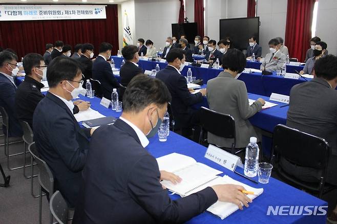 [제주=뉴시스] 양영전 기자 = 지난 9일 오전 제주시 연동 제주웰컴센터 3층 회의실에서 제39대 오영훈 제주도지사직 인수위원회 1차 전체회의 및 업무보고가 열리고 있다. 2022.06.09. 0jeoni@newsis.com