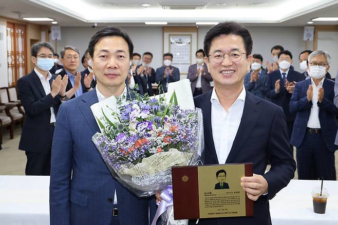 [대전=뉴시스] 조명휘 기자 = 허태정(오른쪽) 대전시장이 29일 이임식을 대신해 시청 중회의실에서 간부 공무원들과 차담회를 가진 뒤 기념사진을 찍고 있다. (사진= 대전시 제공) 2022.06.29. photo@newsis.com *재판매 및 DB 금지