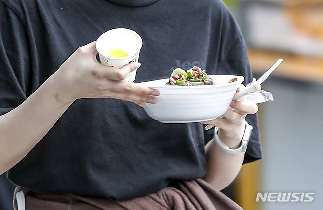 [서울=뉴시스] 정병혁 기자 = 물가 상승 등의 이유로 재료비가 오르면서 컵밥 가격도 오른 것으로 나타난 28일 오후 서울 동작구 노량진 컵밥거리를 찾은 시민들이 컵밥을 주문하고 있다. 2022.06.28. jhope@newsis.com