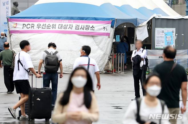 [서울=뉴시스] 조성우 기자 = 코로나19 신규 확진자가 1만463명으로 집계된 29일 오전 서울 중구 서울역에 마련된 임시선별검사소 앞을 시민들이 오가고 있다. 2022.06.29. xconfind@newsis.com