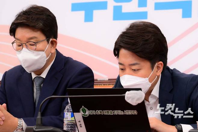 지난 27일 오전 서울 여의도 국회에서 열린 국민의힘 최고위원회의에 참석한 이준석 대표가 배현진 최고위원의 발언을 듣고 있다. 윤창원 기자