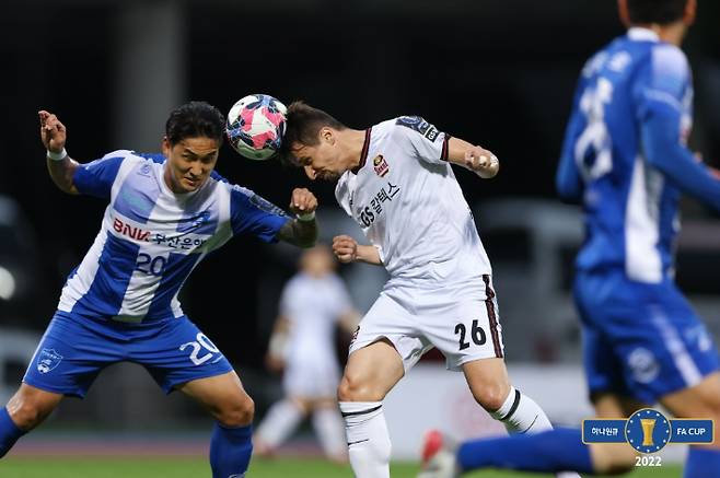 헤딩을 시도하는 FC서울 팔로세비치(26번). 대한축구협회