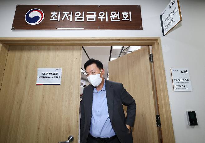 공익위원이 내년도 최저임금 9620원을 제시한 가운데 29일 오후 세종시 정부세종청사 최저임금위원회 회의실에서 사용자 위원인 류기정 한국경영자총협회 전무가 표결을 거부한 뒤 퇴장하고 있다. 연합뉴스