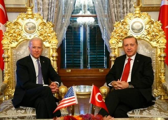 2016년 튀르키예를 방문한 조 바이든 당시 미국 부통령(왼쪽)이 레제프 에르도안 튀르키예 대통령과 만난 모습. AP연합뉴스
