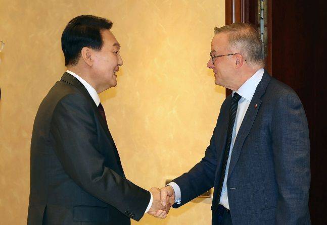 윤석열 대통령과 앤서니 노먼 앨버니지 호주 총리가 28일 오후(현지시간) 스페인 마드리드 시내 호텔에서 열린 한·호주 정상회담에서 악수를 나누고 있다. 대통령실사진기자단