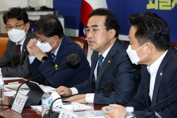 더불어민주당 박홍근 원내대표가 28일 서울 여의도 국회에서 열린 화물자동차 안전운임제 성과평가 국회 토론회에서 인사말을 하고 있다. 2022.6.28 국회사진기자단