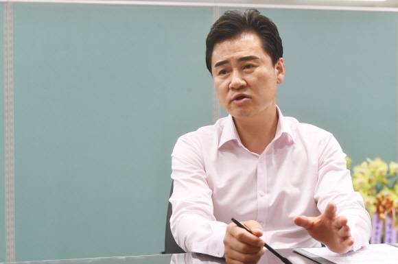 오언석 서울 도봉구청장 당선인이 지난 27일 도봉구민회관에 마련된 민선 8기 도봉구청장직인수위원회 사무실에서 취임 후 구정 방향에 대해 설명하고 있다.안주영 전문기자