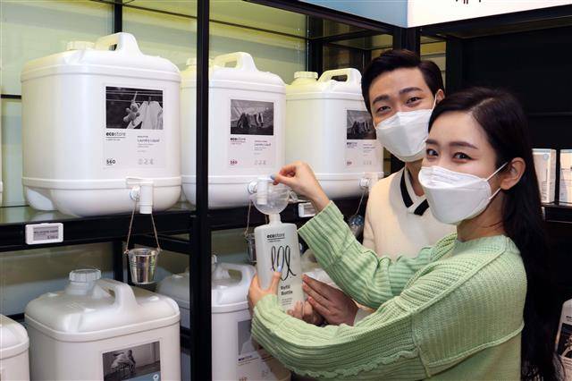 신세계백화점이 업계 최초로 만든 세제 리필 매장에서 관계자들이 제품을 시연하고 있다.신세계백화점 제공