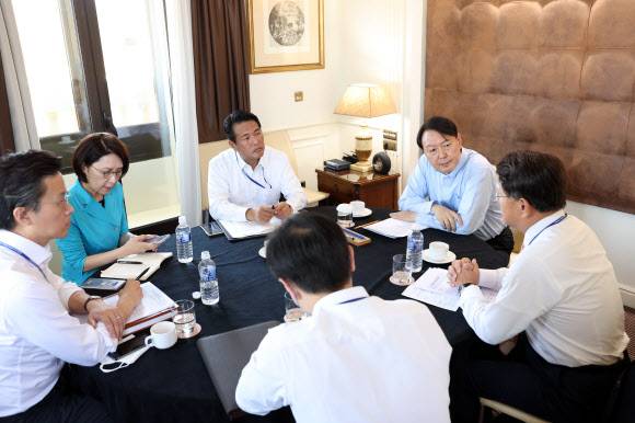 尹, 마드리드서 참모진과 노타이 회의 - 나토(북대서양조약기구) 정상회의 참석을 위해 스페인 마드리드를 방문한 윤석열 대통령이 28일(현지시간) 한 호텔에서 대통령실 참모들과 정상회의 사전 점검회의를 하고 있다.마드리드 뉴시스