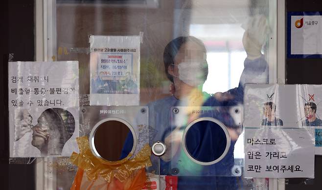 검사 준비하는 선별진료소 의료진 - 31일 서울역 선별진료소에서 의료진이 검사를 준비하고 있다. 정부는 코로나19 확진자 감소에 따라 6월 1일부터 코로나19 생활치료센터와 임시선별검사소 운영을 중단한다. 서울역 선별진료소는 당분간 운영을 계속한다. 2022.5.31 연합뉴스