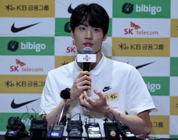 황선우가 29일 서울 강남구 CGV 청담씨네시티에서 박태환 이후 경영에서 11년 만에 (은)메달을 수확한 부다페스트 세계수영선수권의 소회를 밝히고 있다. [연합뉴스]