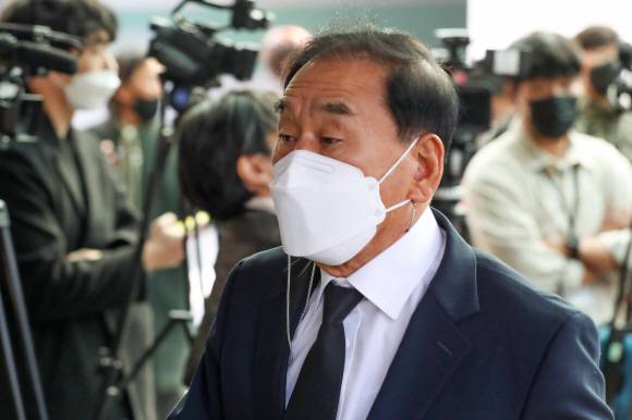 이재오 비상시국국민회의 상임의장이 27일 서울 종로구 서울대병원 장례식장에 마련된 노태우 전 대통령 빈소로 조문을 하기 위해 들어서고 있다. 노 전 대통령은 지난 26일 향년 89세를 일기로 사망했다. 2021. 10. 27 사진공동취재단