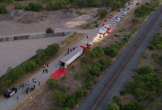 미국 텍사스주 샌안토니오 외곽에서 발생한 이민자 사망 사고 현장. 사진=로이터
