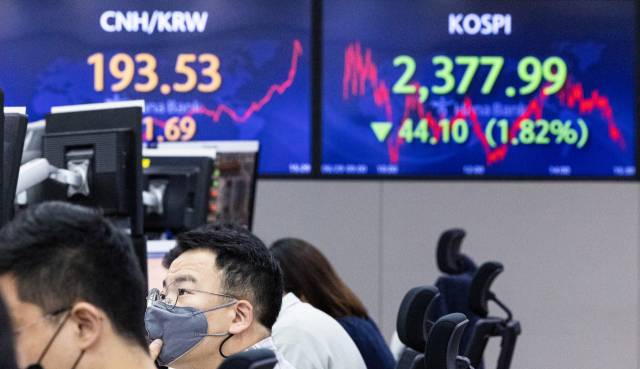 29일 오후 서울 중구 하나은행 본점 딜링룸에 이날 코스피 종가가 표시돼 있다. 연합뉴스