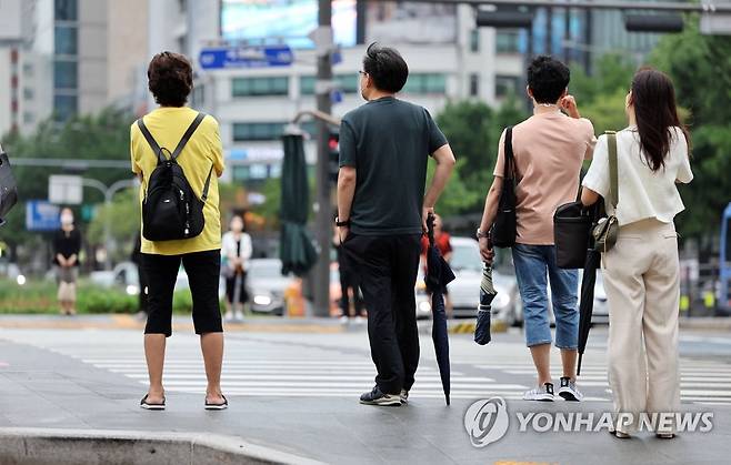 '출근길 우산 챙기세요' (서울=연합뉴스) 김인철 기자 = 중부지방을 중심으로 많은 비가 예보된 29일 오전 서울 종로구 광화문 네거리에서 시민들이 우산을 들고 출근하고 있다. 2022.6.29 yatoya@yna.co.kr