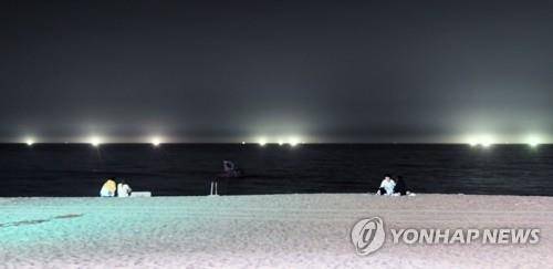 열대야에 밤바다 찾은 피서객 [연합뉴스 자료 사진]
