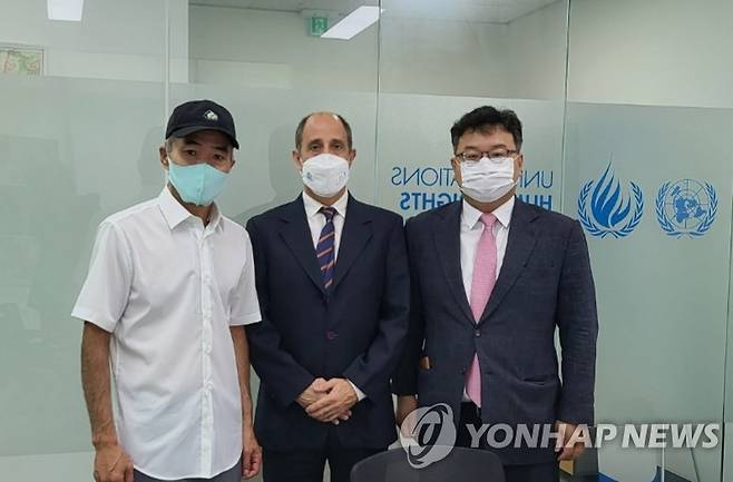 유엔 북한인권보고관, '서해 피살' 유족 면담 (서울=연합뉴스) 서해상에서 북한군에 피살된 해양수산부 공무원 고(故) 이대준 씨의 형 이래진 씨와 유족 법률대리인인 김기윤 변호사가 28일 오전 서울 종로구 서울유엔인권사무소에서 토마스 오헤나 킨타나 유엔 북한인권특별보고관과 면담했다. 왼쪽부터 이래진 씨, 킨타나 유엔 북한인권특별보고관, 김기윤 변호사. 2022.6.28 [김기윤 변호사 제공. 재판매 및 DB 금지] photo@yna.co.kr