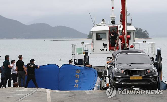 실종 차량에서 시신 수습 (완도=연합뉴스) 천정인 기자 = 29일 오전 전남 완도군 신지면 송곡선착장 부근에서 경찰이 10ｍ 바닷속에 잠겨있는 조유나(10)양 가족의 차량을 인양한 뒤 조양 가족으로 추정되는 시신을 수습하고 있다. 경찰은 실종된 조양의 가족과 차량을 찾기 위해 수중 수색하다 전날 가두리양식장 아래에 잠겨있는 차량을 발견했다. 2022.6.29 iny@yna.co.kr