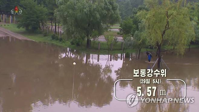 집중호우로 물이 불어난 북한 보통강 일대 (서울=연합뉴스) 북한 수도 평양의 중심가인 보통강 일대가 사흘간 내린 집중호우로 일부 물에 잠긴 것으로 확인됐다. 조선중앙TV는 29일 오전 "보통강유역에서 6월 27일 19시부터 29일 5시까지 233.7mm의 많은 비가 내렸다"며 "29일 5시 현재 보통강수문 관측소에서 수위는 5.57m로써 위험수위 5.46m를 초과한 상태"라고 보도했다. [조선중앙TV 화면] 2022.6.29 
    [국내에서만 사용가능. 재배포 금지. For Use Only in the Republic of Korea. No Redistribution] nkphoto@yna.co.kr