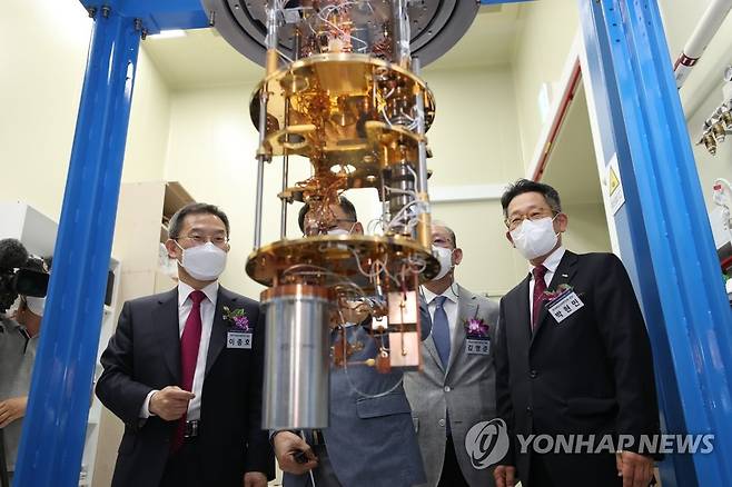 한국표준과학연구원 방문한 이종호 장관 (서울=연합뉴스) 이종호 과학기술정보통신부 장관이 9일 대전 유성구 한국표준과학연구원을 방문, 이용호 양자컴퓨팅 단장으로부터 양자컴퓨팅에 관한 설명을 듣고 있다. 2022.6.9 [과학기술정보통신부 제공. 재판매 및 DB 금지] photo@yna.co.kr