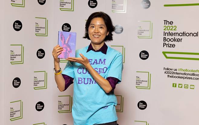 '부커상 최종후보' 정보라 작품 국내외서 잇단 출간 (서울=연합뉴스) 영국 부커상 인터내셔널 부문 최종후보에 포함돼 세계 문학계 주목을 받은 정보라 작가의 작품이 국내외에서 잇달아 출간된다고 정 작가의 판권 계약 에이전시인 그린북에이전시가 27일 전했다. 사진은 정보라 작가. 2022.5.27 [부커상 제공. 재판매 및 DB 금지] photo@yna.co.kr
