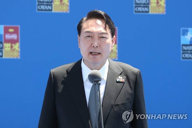 나토 정상회의장 도착해 취재진 질문 답하는 윤석열 대통령 (마드리드=연합뉴스) 안정원 기자 = 윤석열 대통령이 29일(현지시간) 스페인 마드리드 이페마 컨벤션센터에서 열린 북대서양조약기구(NATO·나토) 정상회의 참석을 위해 회의장에 도착, 취재진의 질문에 답하고 있다. 2022.6.29 [대통령통신사진기자단] jeong@yna.co.kr