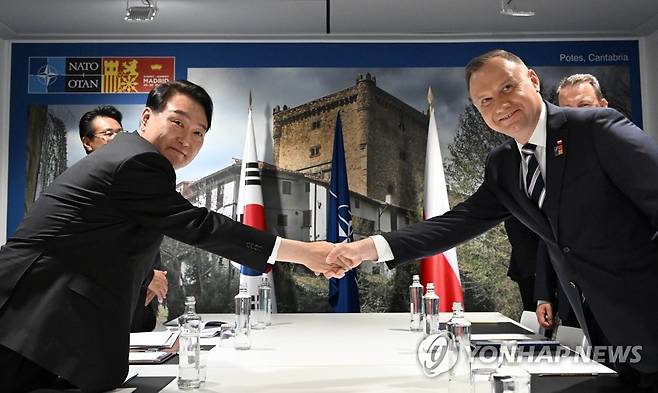 인사하는 한-폴란드 정상 (마드리드=연합뉴스) 안정원 기자 = 북대서양조약기구((NATO·나토) 정상회의 참석을 위해 스페인을 방문 중인 윤석열 대통령이 29일(현지시간) 마드리드 이페마 컨벤션센터에서 열린 한-폴란드 정상회담에서 안제이 두다 폴란드 대통령과 인사하고 있다. 2022.6.29 jeong@yna.co.kr