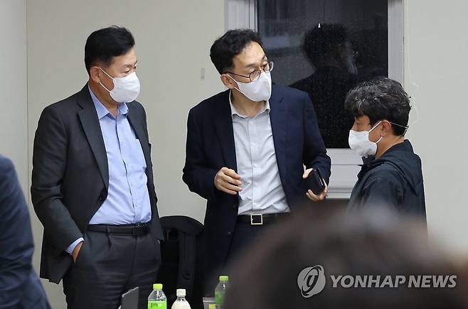 공익위원, 내년 최저임금 9천410∼9천860원 제시 (세종=연합뉴스) 김주형 기자 = 공익위원이 내년도 최저임금을 9천410∼9천860원을 제시한 29일 오후 세종시 정부세종청사 최저임금위원회 회의실에서 열린 제8차 전원회의가 휴정 뒤 개의하기에 앞서 사용자위원인 류기정 한국경영자총협회 전무(왼쪽)와 권순원 공익위원(오른쪽)이 대화하고 있다. 2022.6.29 kjhpress@yna.co.kr