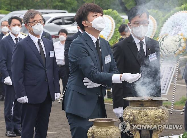 분향하는 이준석 (평택=연합뉴스) 홍기원 기자 = 29일 오전 경기도 평택시 해군 제2함대 사령부에서 열린 '제2연평해전 승전 20주년 기념식'에서 국민의힘 이준석 대표가 분향하고 있다. 2022.6.29 xanadu@yna.co.kr