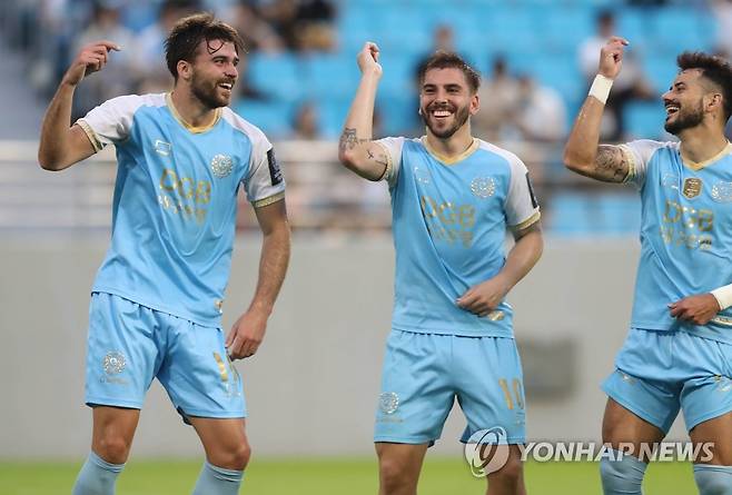 '즐거운 역전' (대구=연합뉴스) 김현태 기자 = 29일 오후 DGB대구은행파크에서 열린 2022 하나원큐 FA컵 8강전 대구FC와 포항 스틸러스의 경기. 대구 제카(왼쪽)가 팀의 두 번째 골이자 역전 골을 넣은 뒤 동료들과 포항 서포터스 앞에서 춤을 추고 있다. 가운데가 라마스. 2022.6.29 mtkht@yna.co.kr