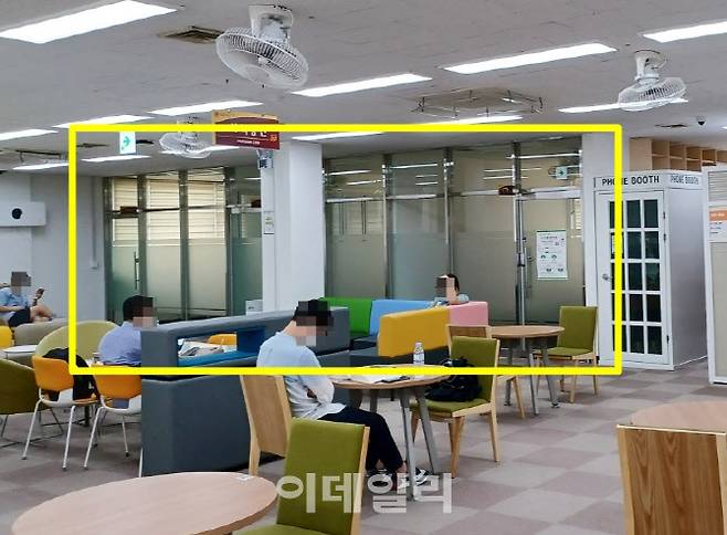인천중앙도서관 3층 종합열람실에 설치된 스터디룸(노란선 안 유리벽으로 조성된 곳). 6월24일 오후 스터디룸 3곳은 모두 텅텅 비어 있었다. (사진 = 이종일 기자)