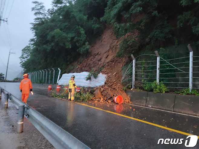100㎜가 넘는 장맛비가 내린 30일 강원 춘천시 서면 현암리 의암호반길에 토사가 유출돼  안전조치가 이뤄지고 있다.(강원도소방본부 제공) 2022.6.30/뉴스1
