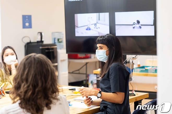 '실험 및 기초 연구' 디자인 연구팀이 로봇 및 AI 개체를 상상하고 만들 수 있도록 수업을 진행하는 모습. © 뉴스1